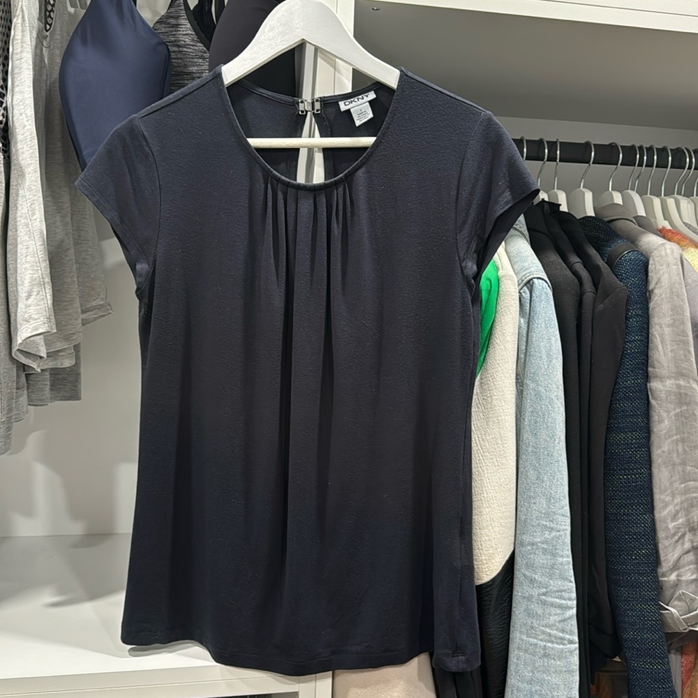 DKNY flattering black top